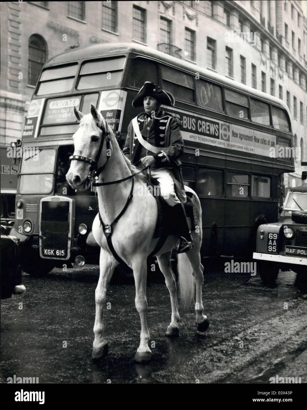 Mar 23, 1965 - ''Il generale" - cavalca ancora...strano vista - a Londra il filamento: persone nel filamento di oggi sono stati sorpresi di vedere un "generale" - vestito in uniforme del periodo napoleonico - equitazione lungo il filamento di oggi - su un cavallo bianco. Esso faceva parte di una campagna per pubblicizzare un vino noto come ''Il generale" per essere planati sul mercato - più tardi questa settimana. La foto mostra il Napoleone "generale" - in The Strand - questa mattina. Foto Stock