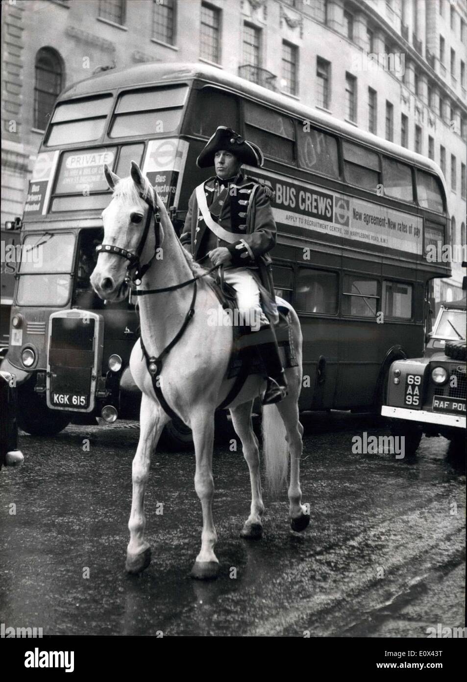 Mar 23, 1965 - ''Il generale" - cavalca ancora...strano vista - a Londra il filamento: persone nel filamento di oggi sono stati sorpresi di vedere un "generale" - vestito in uniforme di Napoleone era - lungo il filamento di oggi - su un cavallo bianco. Esso faceva parte di una campagna per pubblicizzare un vino noto come ''Il generale" per essere immessi sul mercato - più tardi questa settimana. La foto mostra il Napoleone "generale" - in The Strand - questa mattina. Foto Stock