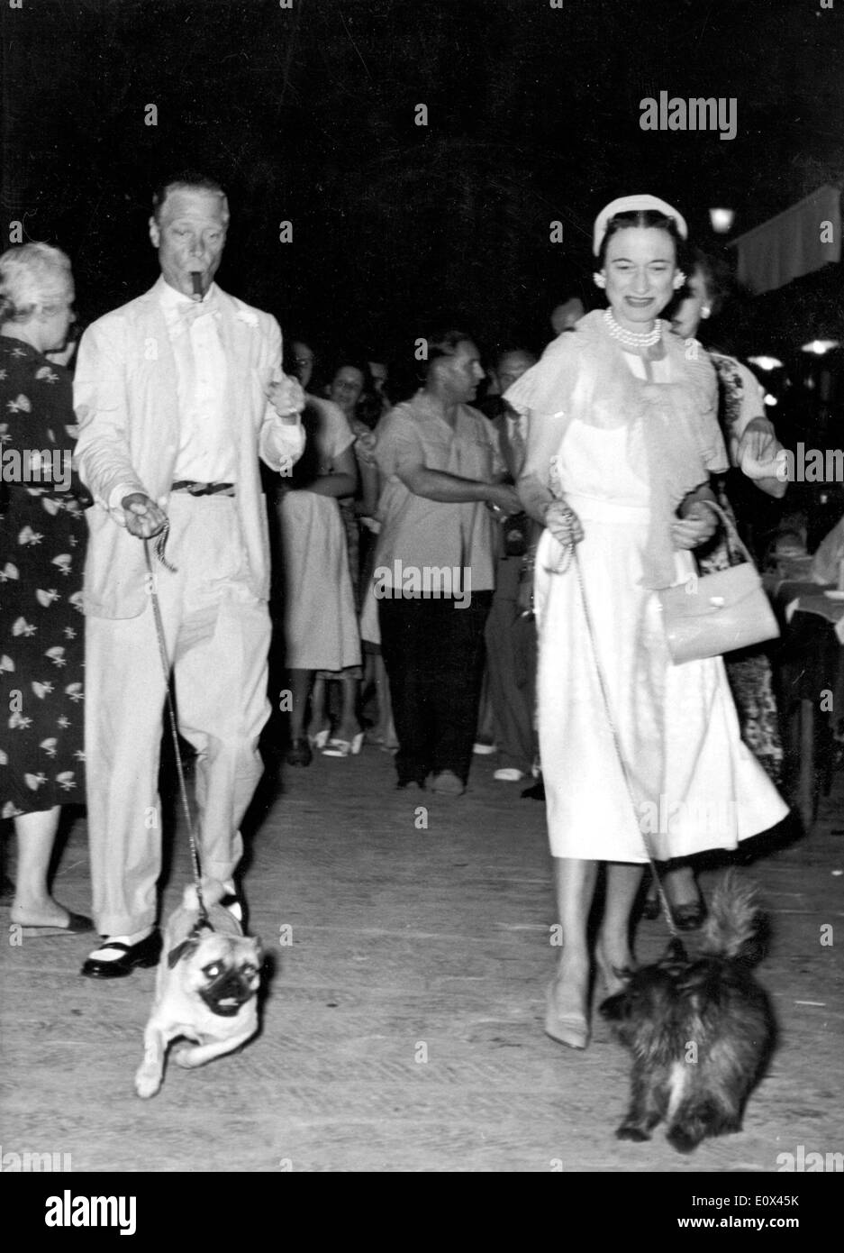Il Duca e la Duchessa a piedi i loro cani in vacanza Foto Stock