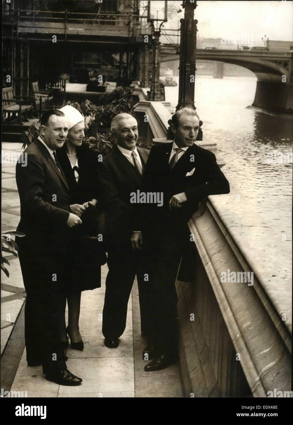 Febbraio 02, 1965 - Sir Stanley Matthews al sacco alla House of Commons: Sir Stanley Matthews e Lady Matthews sono stati intrattenuti a pranzo alla House of Commons questo pomeriggio - dopo la visita di Buckingham Palace per ricevere il Cavalierato da H.M. La regina. Essi sono stati ospiti del Sig. Dennis Howell il P.F. - E il Ministro per lo Sport - e il sig. Ellis Smith p.f. per Stoke-on-Trent Sud. La foto mostra (L. per R.) Il Sig. Dennis Howell, ministro dello Sport, Lady Matthews, il sig. Ellis Smith, P.F., Sir Stanley Matthews visto sulla terrazza della House of Commons oggi. Foto Stock