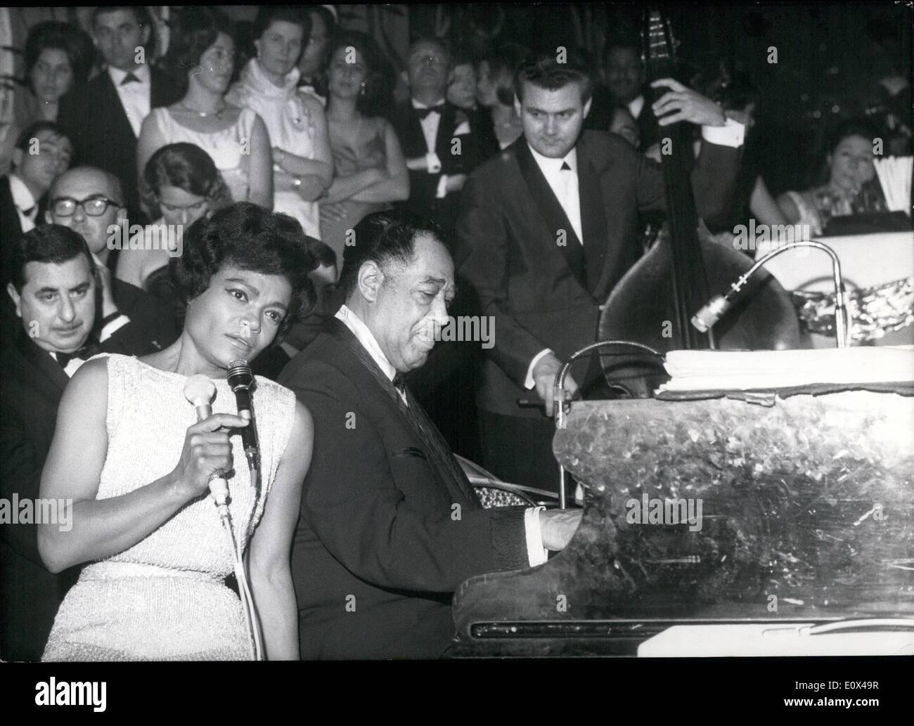 Febbraio 02, 1965 - ''Bal pare'' a Monaco di Baviera : il 12 febbraio, 65 in Monaco di Baviera Deutsches Theater ebbe luogo l ''Bal pare'', uno dei più esclusivi di carnevale - eventi a Monaco di Baviera, - disposti dal settimanale ''Bunte Illustrierte''. La foto mostra le stelle di questa sera sono state Duke Ellington (Duke Ellington) e Eartha Kitt (Eartha Kitt). Sia la famosa Jazz-Stars degli STATI UNITI D'AMERICA, - in questa immagine durante le loro prestazioni. Foto Stock