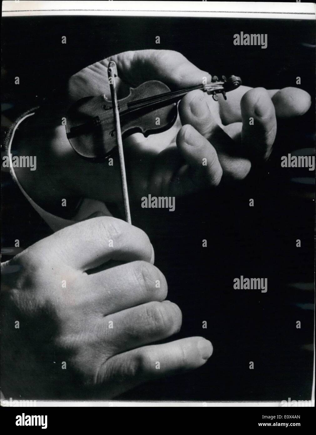 Febbraio 02, 1965 - un violino non più grande di una sigaretta fatta da un civile ungherese servo; un mr. Lajos Szabo che è un funzionario civile in Ungheria ha un hobby in cui egli fa violini della dimensione di una sigaretta e sono in grado di produrre una perfetta i suoni musicali. Foto scarpe Lajos Szabo visto provando uno dei piccoli violini che ha appena fatto. Foto Stock