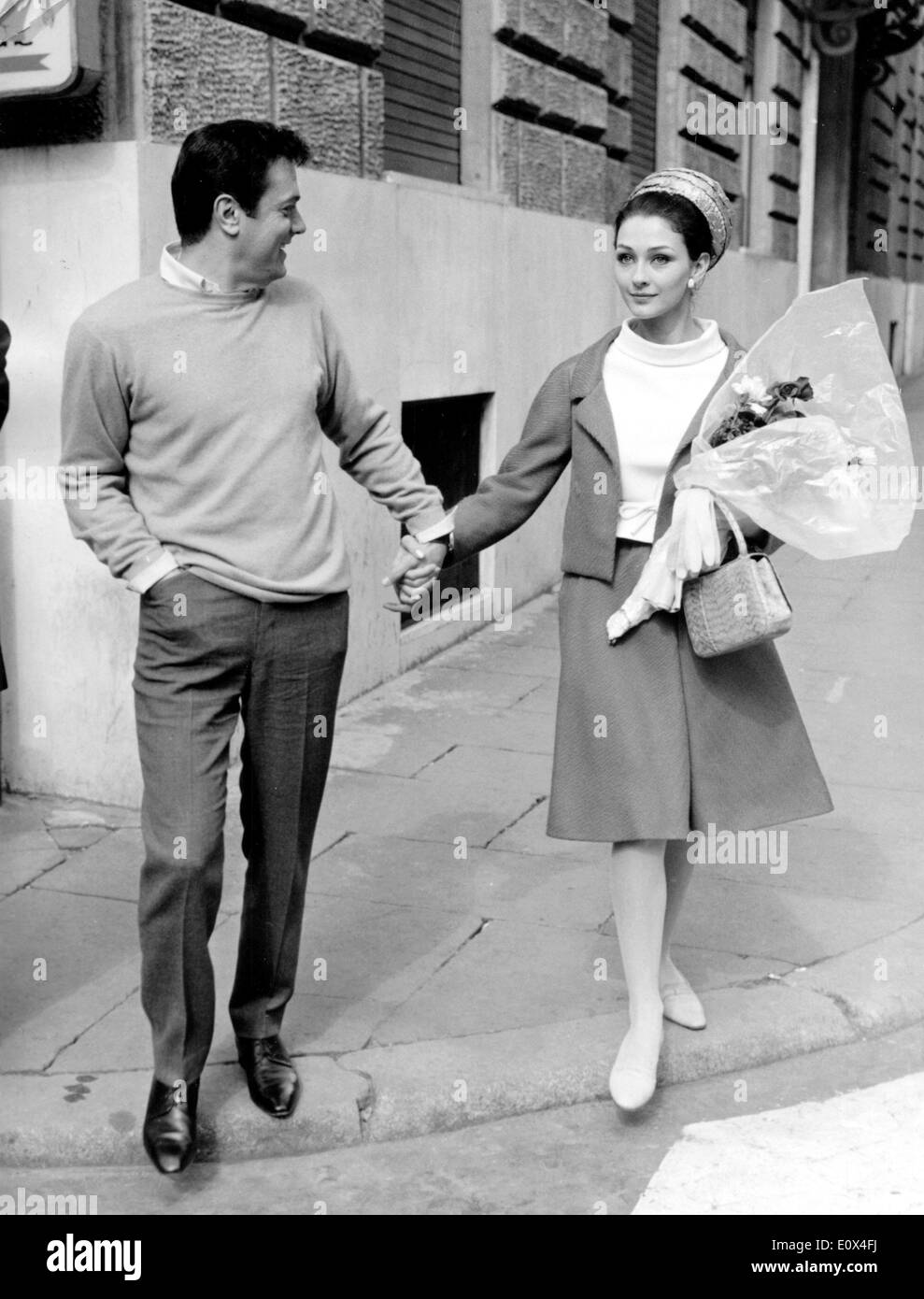 Attore Tony Curtis e sua moglie Christine Kaufmann facendo una passeggiata a Roma Foto Stock