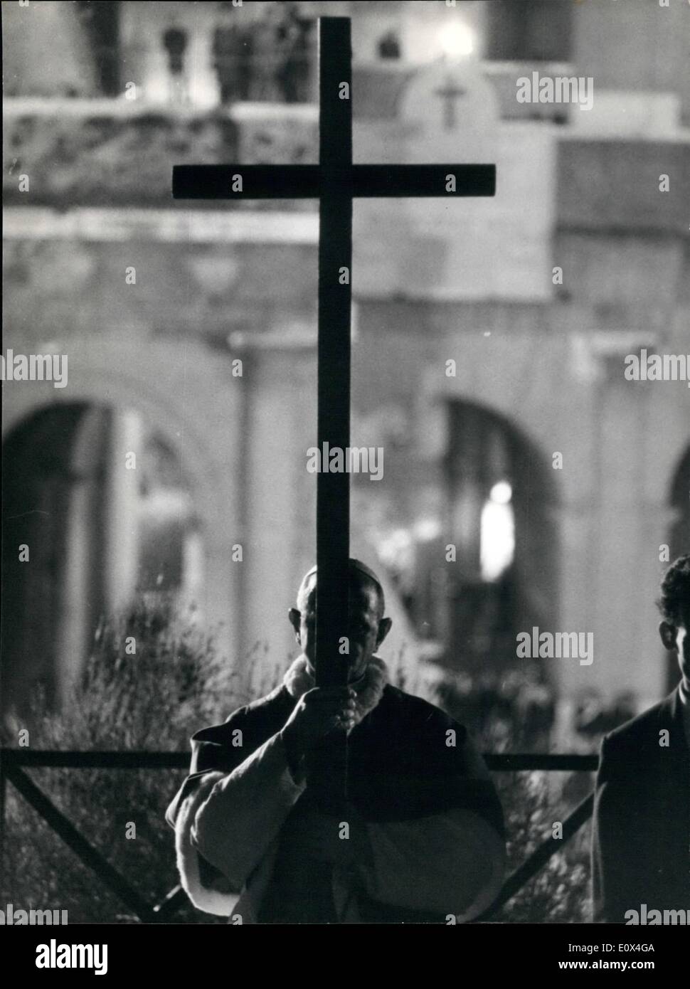 Apr. 04, 1965 - Sua Santità il Papa Paolo VI ha partecipato alla cerimonia della Via Crucis che si ripete ogni anno la strada il nostro Dio Gesù Cristo coperto sul suo cammino la croce. La cerimonia ha avuto luogo all'interno del Colosseo, che era un sacco di gente che ha applaudito il Papa. Foto Stock