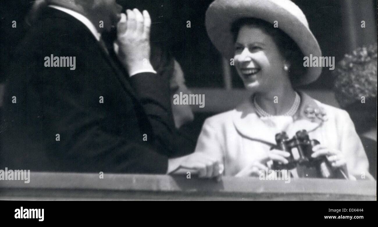 Apr. 04, 1965 - QUEEN A EPSOM KEYSTONE mostra fotografica di:- un felice studio di H.M. La regina in Royal Box a Epson oggi, dove vide il suo cavallo ''accreditano'' FINE NON piazzati nella OKS. La gara è stata vinta da ''occhiata lunga con ''Mabel'" seconda e Ruby Princess 3rd. Foto Stock