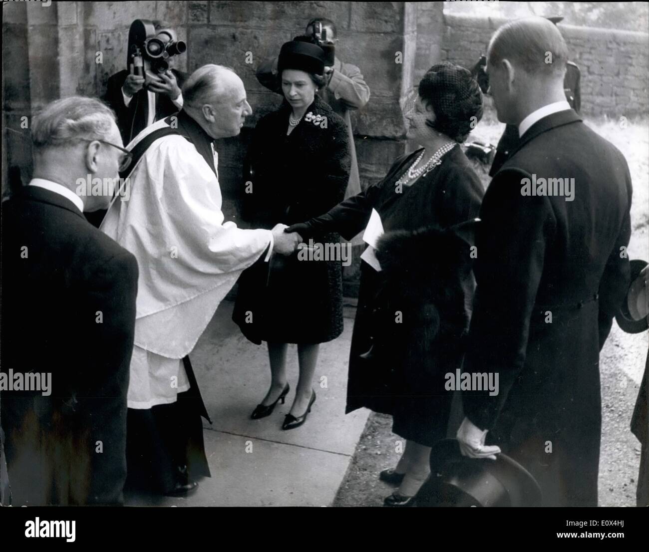 Apr. 04, 1965 - Queen assiste funerale della principessa Royal; la regina Elisabetta II (voce gruppo a sinistra); il principe Carlo (dietro il Foto Stock