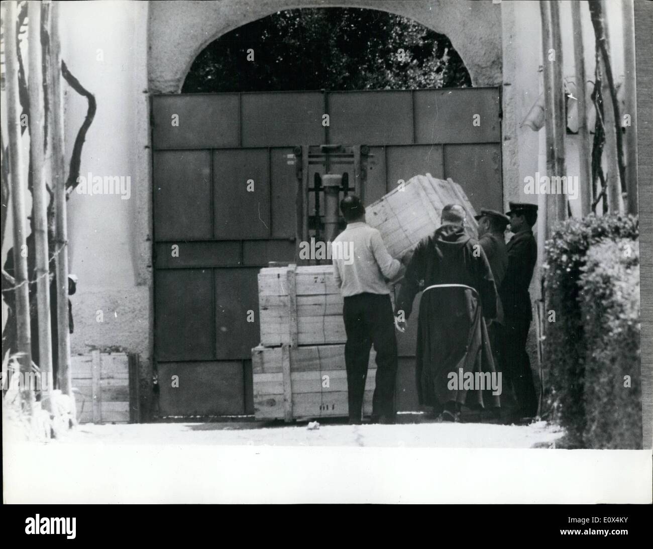 05 maggio 1965 - La scoperta di un uomo morto in un monastero ha portato la polizia italiana alla scoperta del contrabbando di sigarette: la morte di un uomo al di fuori del convento dei frati cappuccini di Albano, un piccolo villaggio a circa 20 km da Roma, ha portato la polizia italiana durante le loro indagini per scoprire un traffico di contrabbando di sigarette estere. Nel corso delle loro indagini hanno trovato 36 casi di sigarette depositati presso il monastero. Sembra che un camion arrivati durante la notte per scaricare le sigarette presso il monastero e durante questa operazione uno dei driver è stato ucciso Foto Stock