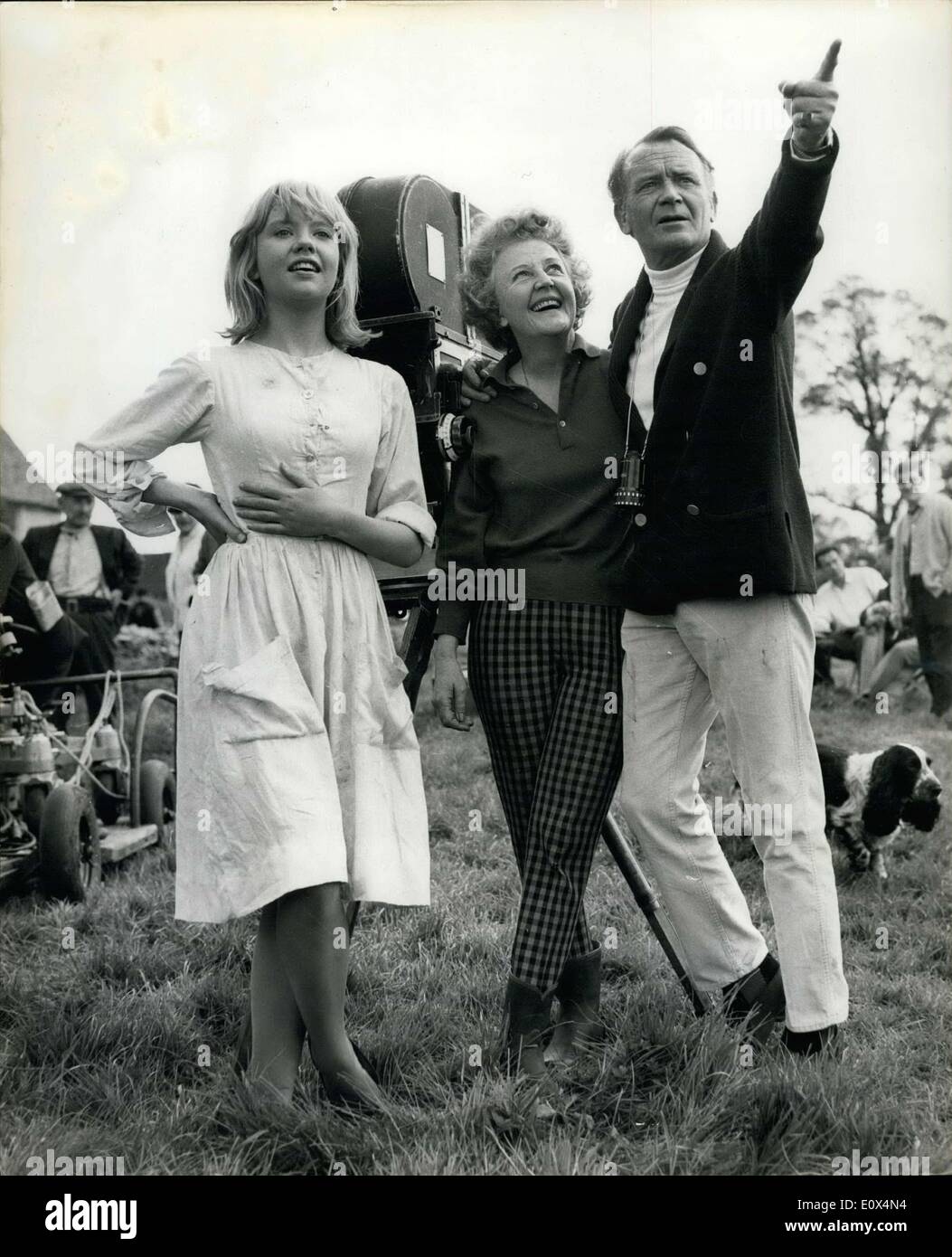 10 maggio 1965 - La famiglia di mulini di rendere i propri film ''Pipistrelli con baby flacks''. ''I Pipistrelli con facce bambino'' che ha iniziato a sparare oggi è un film della famiglia. Madre , Maria Hayley Bell ha scritto la storia, padre, John Mills, dirige e figlia , Hayley Mills, stelle, i mulini famiglia sono la realizzazione del film a Pinewood Studios. Posizione in Gloucester shire e al Pinewood Studios.. Il film è una storia di amore , e la riproduzione di fronte Hayley è attore Ian mcshane è un John Mills la produzione per il rango di organizzazione; Foto Stock