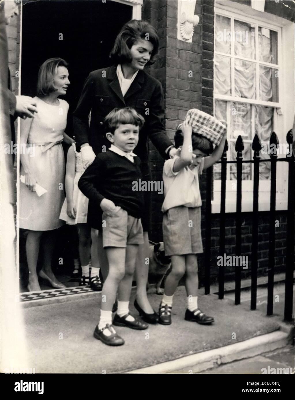 13 maggio 1965 - Jackie Kennedy e sua sorella andare a Buckingham Palace con i loro figli: Sig.ra Jacqueline Kennedy e i suoi due figli, Giovanni, 5, e Caroline, 7, accompagnata da sua sorella, la principessa Radziwill, e i suoi due figli, abbiamo camminato dalla Radziwill home in Buckingham Palace attraverso il parco di Buckingham Palace di oggi. Essi sono stati invitati all'interno per guardare la cerimonia del Cambio della Guardia. Mostra fotografica di Jackie Kennedy con suo figlio Giovanni, portante una pagnotta di pane da mangiare alle anatre nel perk. lasciando il Radziwill home e suo figlio Anthony (indossare pullover scuro) Foto Stock