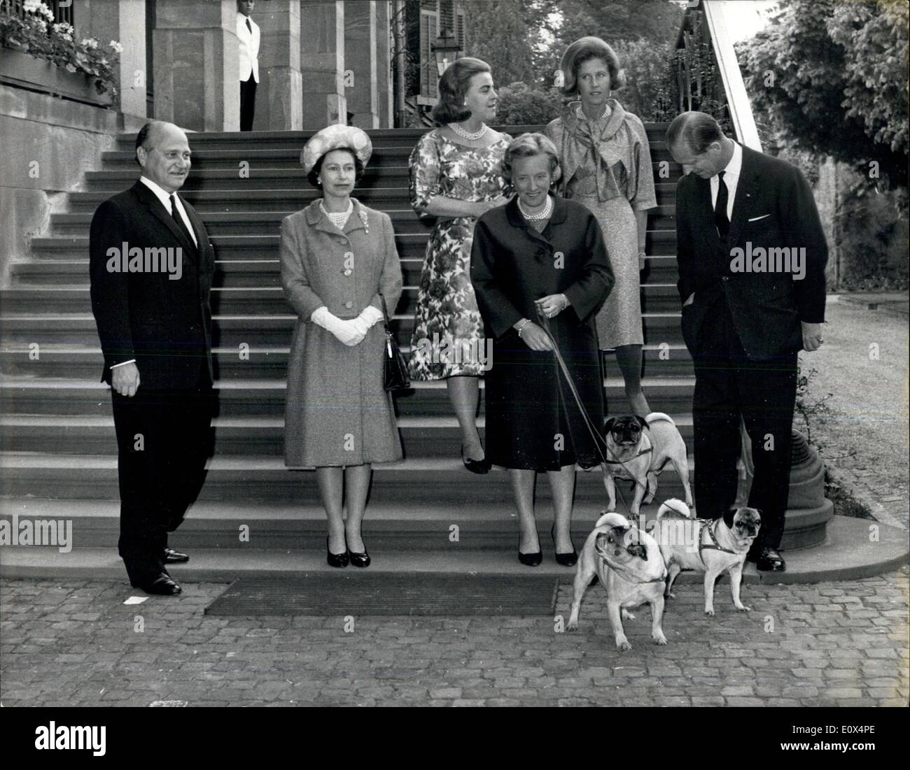 21 maggio 1965 - Il Royal tour in Germania - la regina e il Principe Filippo visita ai parenti a Castello Wolfsgarten.: dopo l'assunzione di un viaggio lungo il Reno in un piacere vaporizzatore da Coblenz a Kaub H.M. La regina e il Principe Filippo ha pagato una visita a Wiesbaden e siamo andati in auto al Castello di Wolfsgarten, dove la Regina per la prima volta soddisfatte alcune di suo marito parenti per la prima volta sul loro territorio. Il castello è la sede del principe Ludwig di Hesse, un cugino del duca. La foto mostra foto al castello sono (L a R) Principe Ludwig di Hesse, H.M Foto Stock