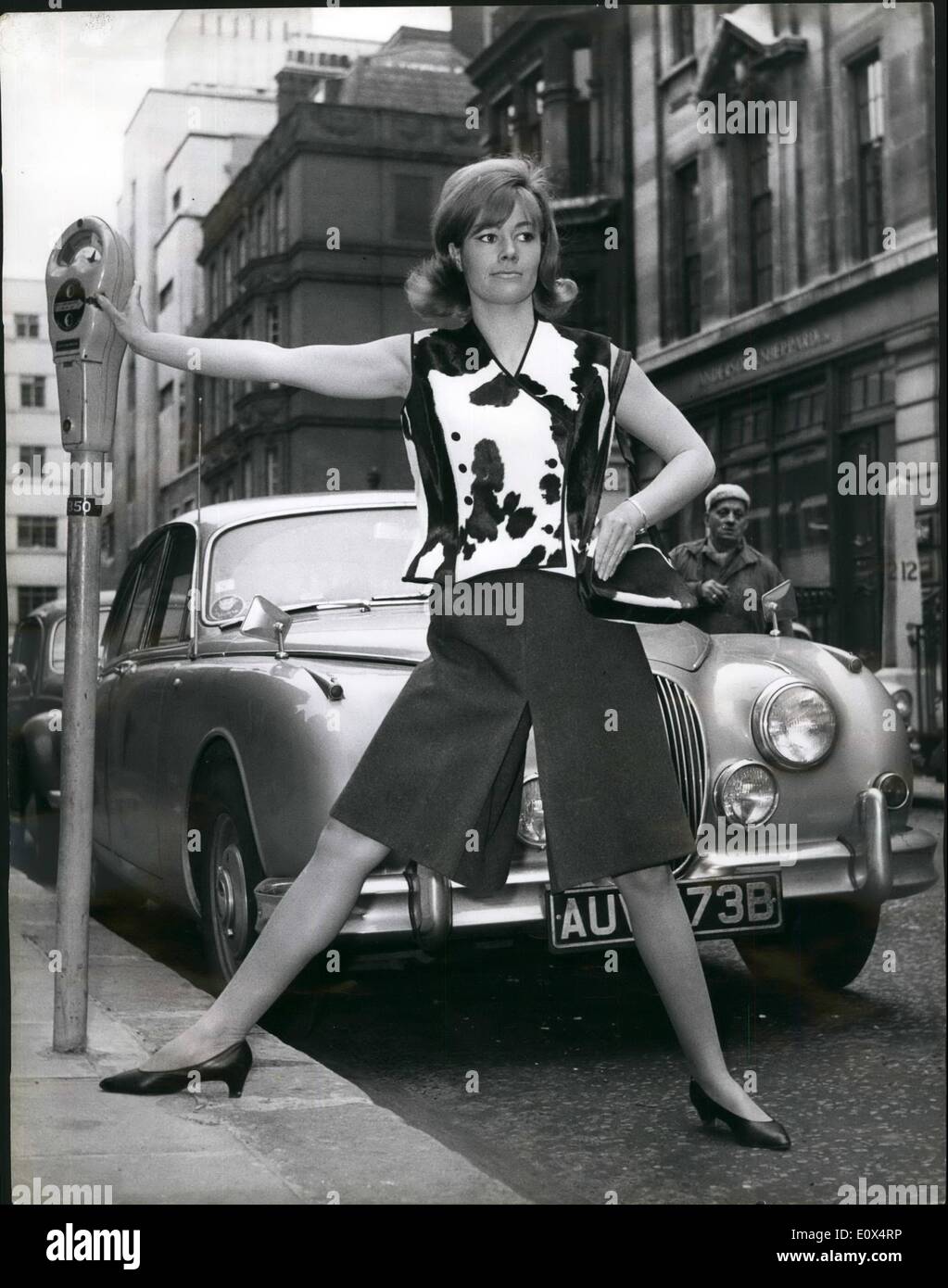 Apr. 04, 1965 - Italiano per donna e per ragazza mostra usura.: mostra fotografica di Angela Offord modelli Culotte un mantello con un pony Giacca pelle - all'italiana delle donne e delle ragazze mostra usura presso l'Italian Trade Centre di Londra. È da Sergio Buosi, di Treviso. Foto Stock