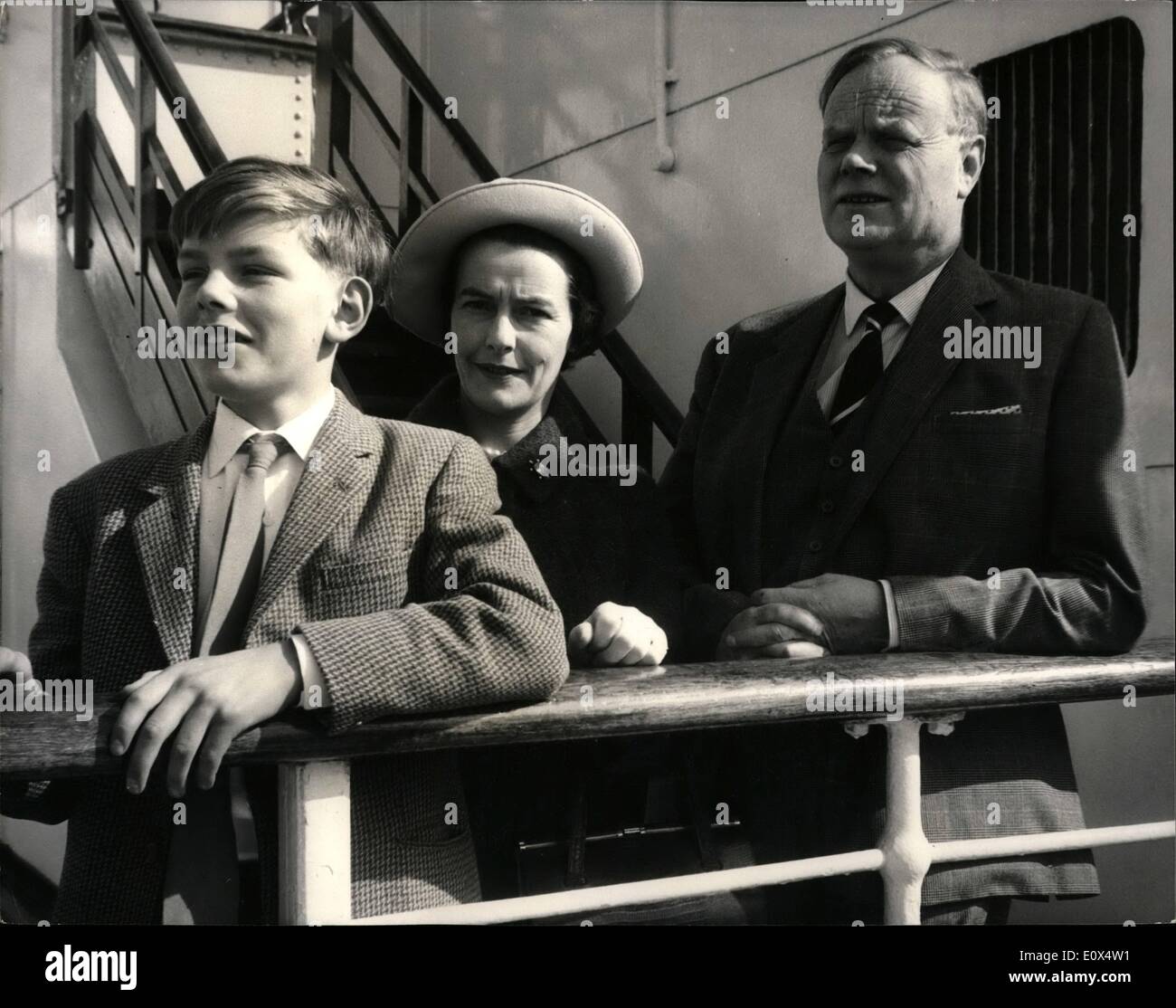 Apr. 04, 1965 - Nuovo Ambasciatore britannico di foglie per gli Stati Uniti:Sir Patrick Dean il nuovo Ambasciatore britannico presso gli Stati Uniti-accompagnato dalla signora Dean e il loro figlio di quattordici anni Pietro-sinistra oggi di Southampton a bordo della S.S. La regina Elisabetta a prendere il suo posto di lavoro. Mostra fotografica. Sir Patrick e Lady Dean-ed il figlio Pietro a bordo della Regina Elisabetta a Southampton oggi. Foto Stock
