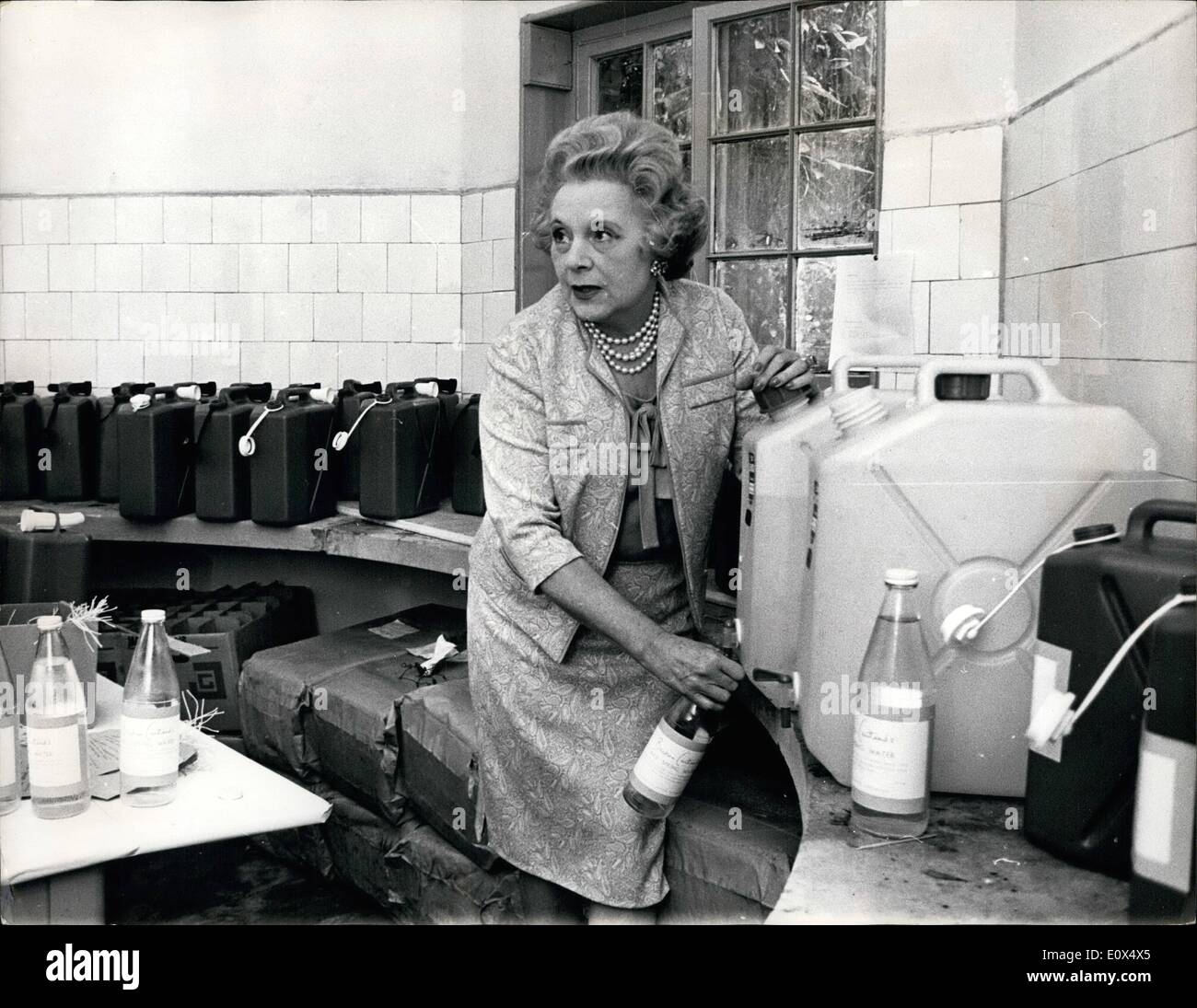 Apr. 04, 1965 - Barbara Cartland provveditore di acqua pura: l'esercito romano. detto Barbara Cartland saldamente, pensiero molto elevata della sua molla selvatici acqua. In effetti i Romani che per primi hanno registrato la primavera mostra ora si basa su per l'acqua pura egli spera di vendere a 10d. una bottiglia. Detto Miss Cartland; hanno fatto molto bene senza prodotti chimici artificiali nella loro acqua. Ella è stata riferita, naturalmente, al fluoruro di molto la weat di che la spinse a volgere il suo lettore di gioco in un impianto di imbottigliamento di acqua pura. Ma il business è sul lato lento a casa sua. Luogo Camfield, Essendou, Herta Foto Stock
