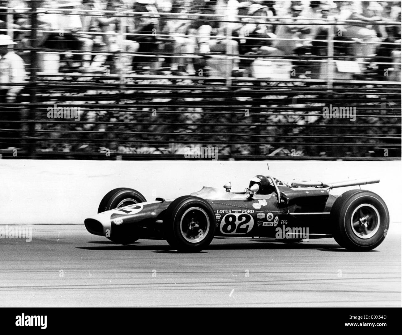 British Formula One racing driver Jim Clark aziona una Lotus Ford nel 1965 Indy 500. Foto Stock