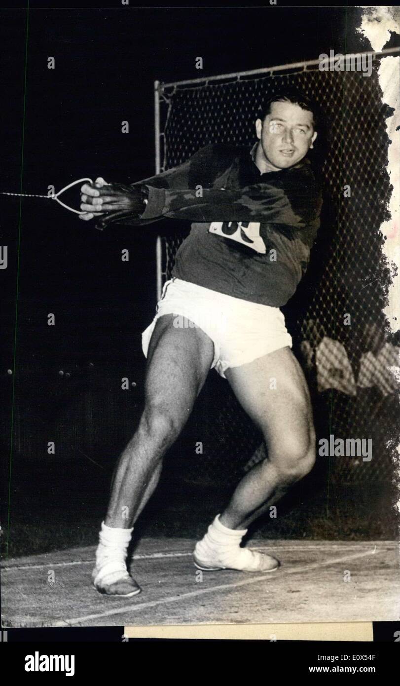 31 maggio 1965 - Hammer thrower Harold Connony set di record mondiale a UCLA Foto Stock