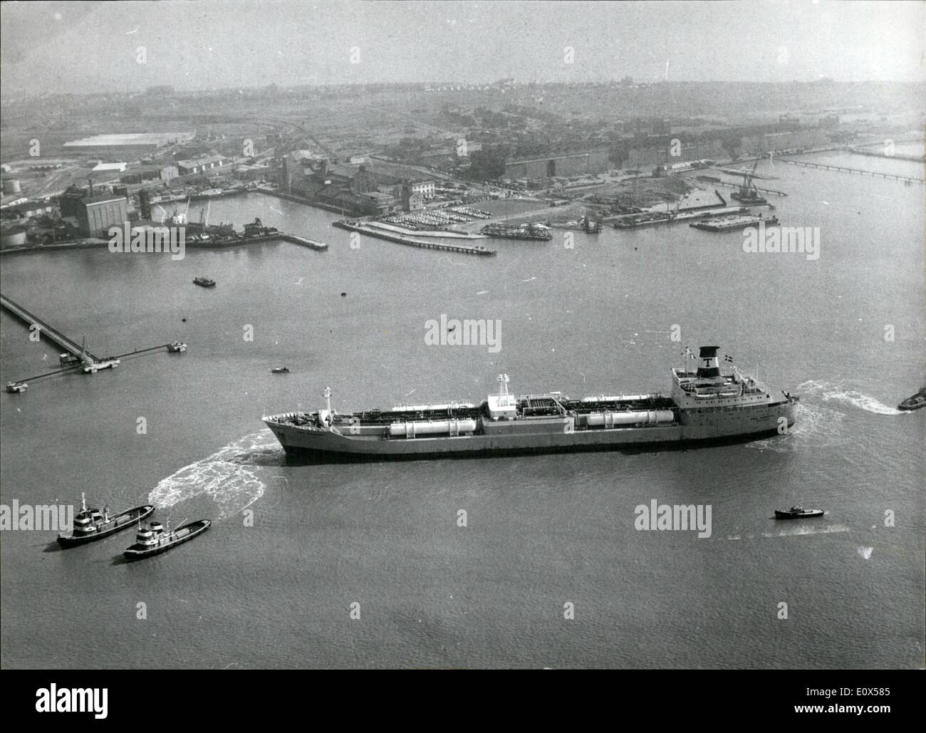 Apr. 04, 1965 - propano Tanker dal Texas approda a Felixstower: il secondo più grande propano liquido tanker - 22.000 ton Paul Endacott ancorata al Felixstows - ieri - la nave più grande mai a visitare un East Anglian Port. Il suo carico di 11.000 tonnellate di propano liquido lanciato a quindici anni il contratto per la fornitura di 40.000 tonnellate di un anno per l'Est Gas Board. Foto Stock