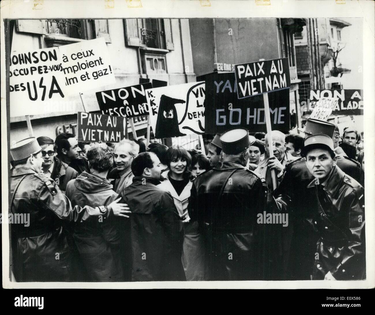 Apr. 04, 1965 - Dimostrazione oltre il Vietnam in Lucerna. La foto mostra le manifestazioni contro la guerra in Vietnam - ha avuto luogo di recente a Lucerna, Svizzera - e la polizia aveva per disperdere i dimostranti. Foto Stock