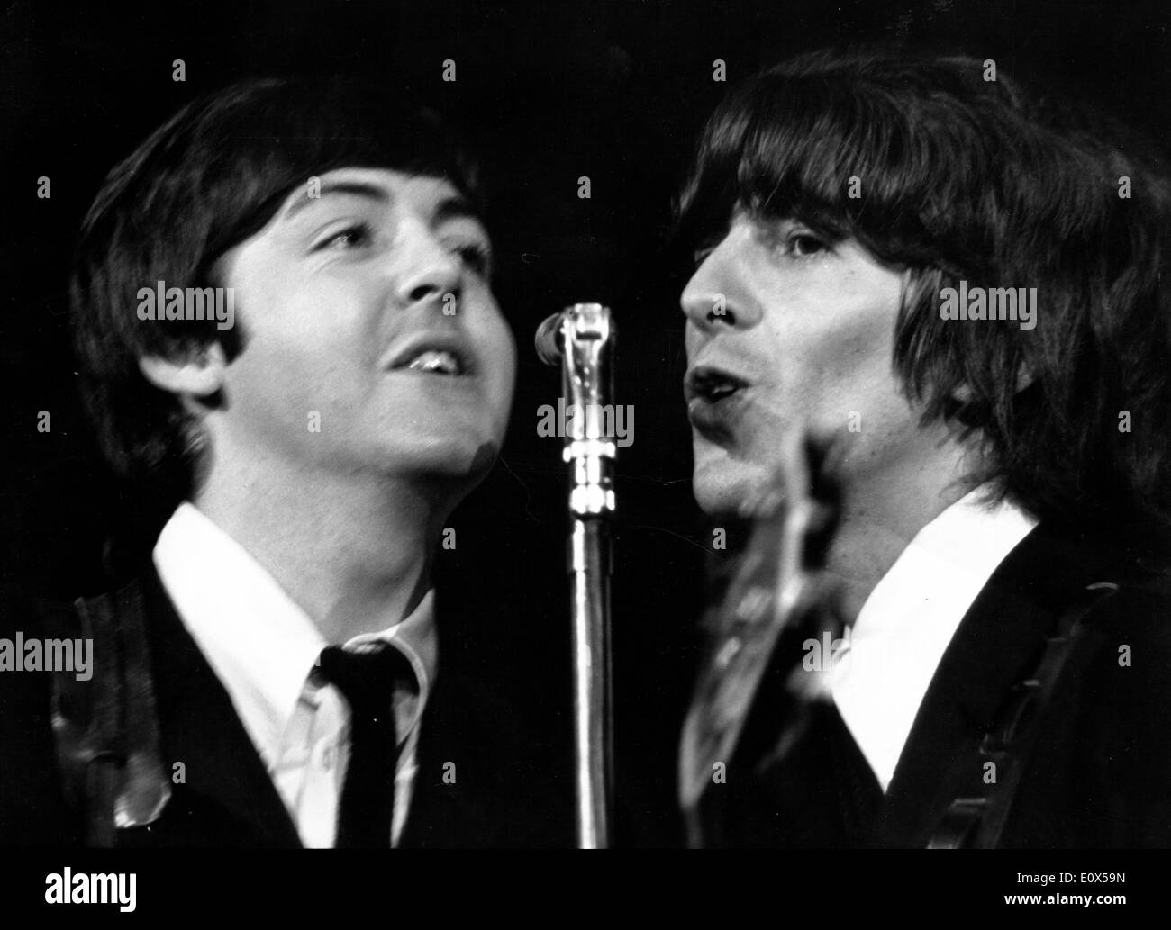 I membri dei Beatles Paul McCartney e George Harrison durante una mostra Foto Stock