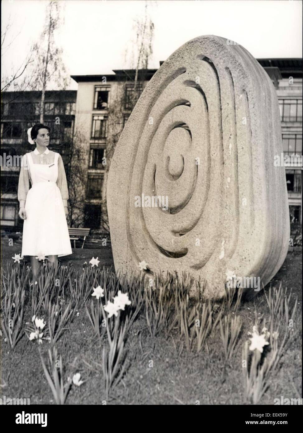 Apr. 13, 1965 - ''Arpa pietrificato'': la scultura è opera di Hans Aeschbacher, è stato eretto mangiato il giardino dell'ospedale universitario di Zurigo. Foto Stock