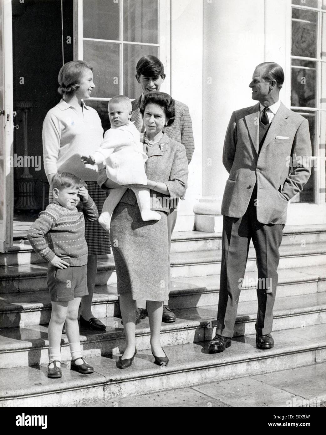 La regina Elisabetta II e del Principe Filippo con i loro figli Foto Stock