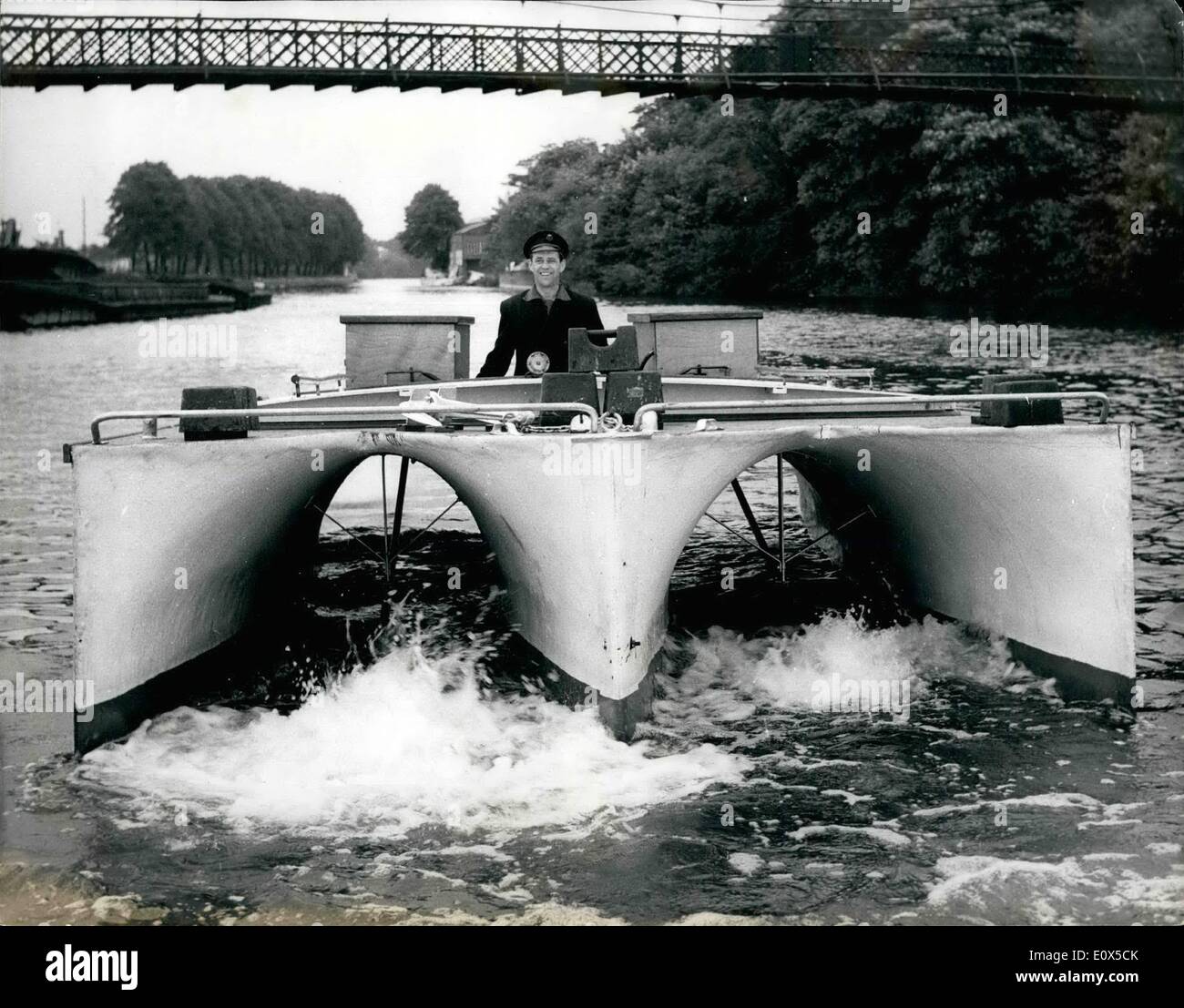 Giugno 06, 1965 - un rivoluzionario scafo della nave è dimostrato a Hampton. A venti - piedi modello autoalimentato di revolutionery scafo della nave è stata dimostrata sul Tamigi a Hampton oggi. Il modello denominato ''Confounder'' è il lavoro di 69 anni Alfred Burgess di Putney, che per anni ha cercato di ovviare ad alcuni degli inconvenienti di base al convenzionale scafo della nave. Il Burgess barca è alimentato da due a dieci h.p. motori è tre mondati, compreso di un principale scafo interno e due metà esterna - scafi , uniti da un comune sul ponte superiore e da due webbe in fondo athwart- navi Foto Stock