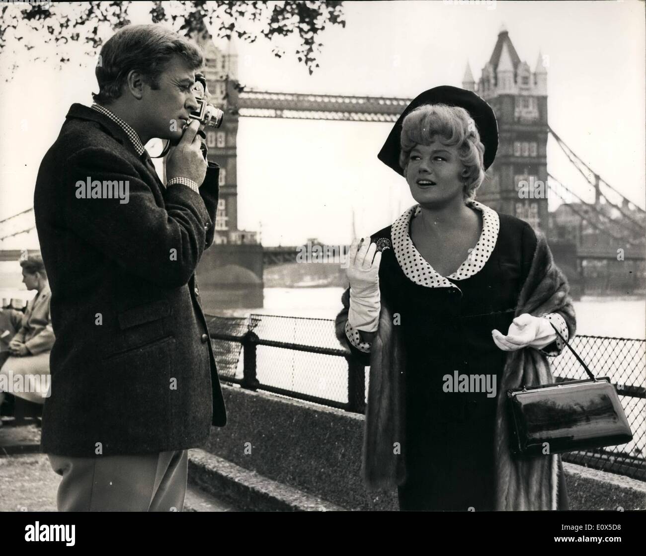 Giugno 06, 1965 - Shelley Winters riprese presso il Tower Bridge con Michael Caine sul film chiamato ''Alfie'': Shelley Winters l'attrice statunitense che è finita qui per un nuovo film chiamato ''Alfie'' in cui interpreta la parte di una ricca vedova attratti verso un giovane ragazzo cookney chi ha talento delizioso per 'tirando gli uccelli" svolto dall'attore inglese Michael Caine. La foto mostra: Shelley inverno e Michael Caine visto sul posto al Tower Bridge questa mattina durante le riprese del film ''Alfie' Foto Stock