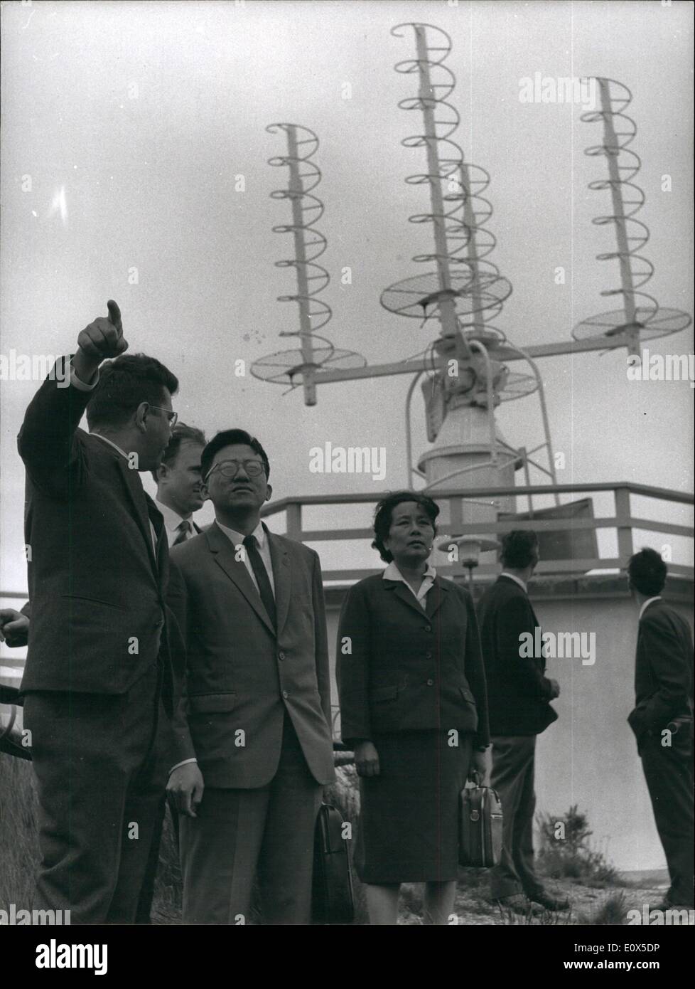 Giugno 06, 1965 - Gli scienziati Giapponesi in visita in Francia: Per la prima volta un gruppo di scienziati Giapponesi provenienti da Pekin, sono invitati dal C.N.E.S. (Centro nazionale di studi scientifici) Mostra fotografica di scienziati Giapponesi visitando lo spazio e metrologic seach centro di Lannion. Foto Stock