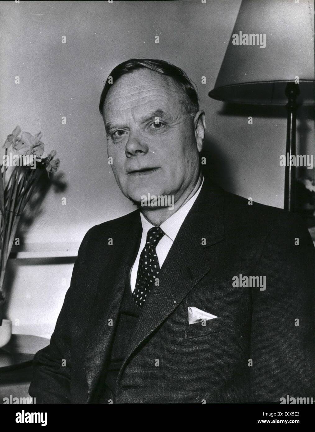 Giugno 06, 1965 - Nuovo Ambasciatore Britannico degli Stati Uniti: Sir Patrick Dean seduto alla sua scrivania a casa in Bendinck Mansions, W. I. Egli assume come ambasciatore a Washington dal Signore Harleck. Foto Stock