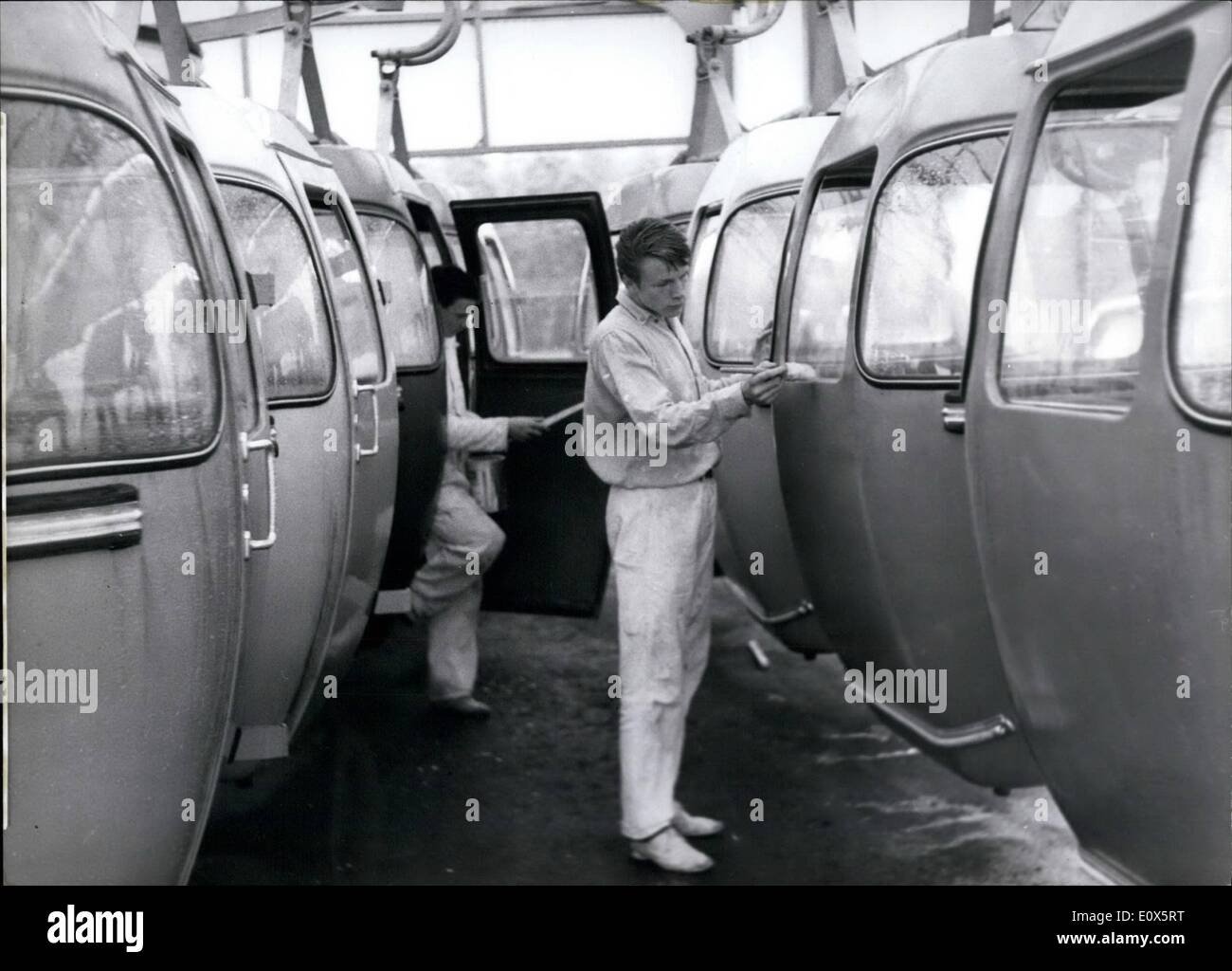Giugno 06, 1965 - appeso in rango e file: le cabine della funivia presso la Fiera di Monaco di Baviera unità aera è dipinta. Già in Foto Stock