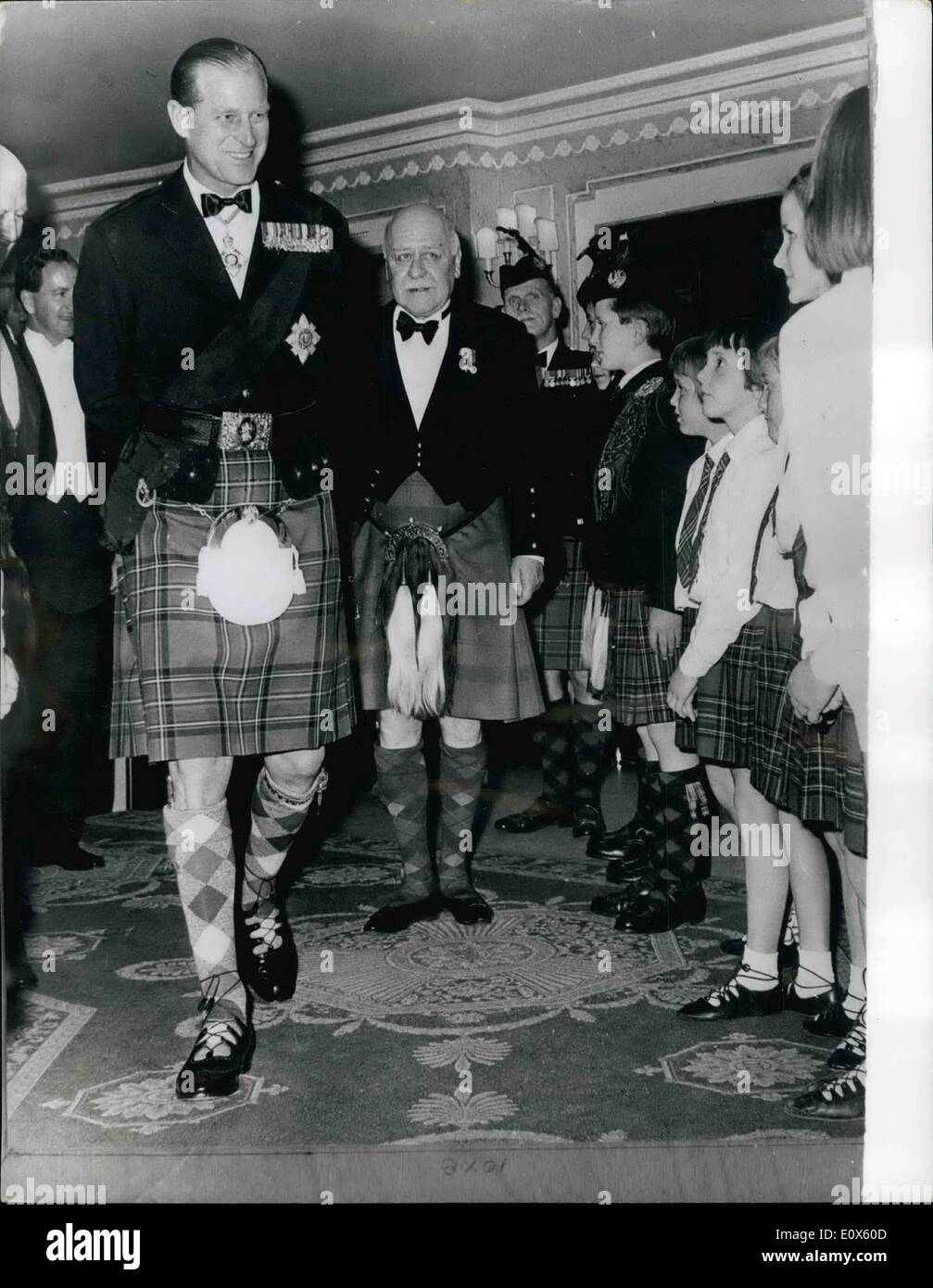 05 maggio 1965 - Il Kilted Duca di Edimburgo, il Duca di Edimburgo, indossando un kilt, ieri sera hanno partecipato il centocinquantesimo festival la cena del Royal Caledonian scuole presso il Dorchester Hotel Il Royal Caledonian scuole, ora a Busheym, Herta, sono state fondate dalla Highland Society di Londra automobili per i bambini di genitori scozzesi uccisi o disabilitato in guerra. Phot mostra indossando la Highland Kilt, il duca sorrisi a bambini del Royal Caledonia le scuole che hanno formato una guardia d'onore quando è arrivato al Dorchestre. Dietro il duca è Sir Edward Reid, Presidente dei Governatori della scuola Foto Stock