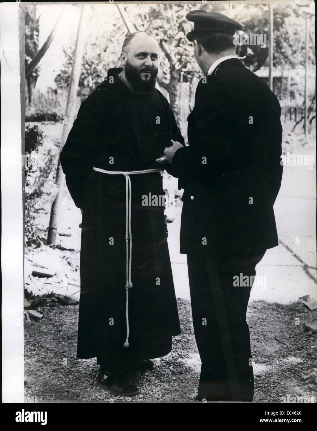 05 maggio 1965 - Il ritrovamento di un uomo morto in un monastero ha portato la polizia italiana a scoprire il traffico nel contrabbando di sigarette: la ricerca di un uomo morto al di fuori del convento dei frati cappuccini di Albano, un piccolo villaggio a circa 20 km da Roma, ha portato la polizia italiana durante le loro indagini per scoprire un traffico di contrabbando di sigarette estere. Nel corso delle loro indagini hanno trovato 36 casi di sigarette depositati presso il monastero Foto Stock