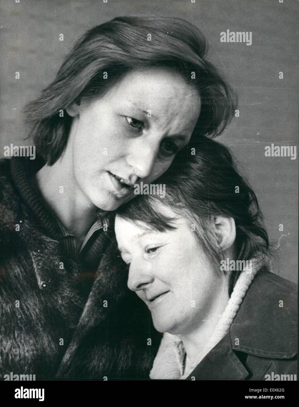 05 maggio 1965 - La fine di angoscia per due madri dopo che i loro figli sono trovati vivi: Questa immagine mostra le due madri dei tre bambini che sono stata assente per oltre una settimana ieri i tre bambini sono stati trovati in un bunker di rifiuti non lontano dalla loro casa a Paddington erano Julinan Adebona di età compresa tra i 9, suo fratello David di età compresa tra i 3 e Michael Leigh di età compresa tra i 6, che era stato assente per sei giorni. La scoperta è stata fatta da un elettricista Pietro Isaacs chi è andato al bunker di fissare fino luci elettriche nel bunker Foto Stock