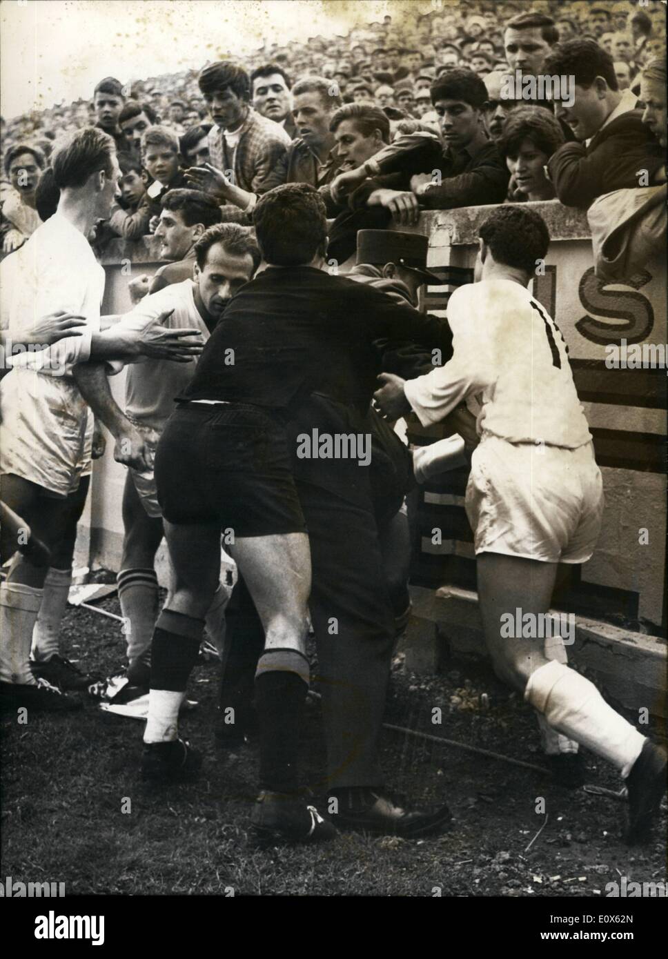 05 maggio 1965 - Swiss & albanesi lotta per la palla-dopo la partita di  calcio in un gioco di eliminazione per i mondiali di calcio di Ginevra, la  Svizzera ha vinto 1:0