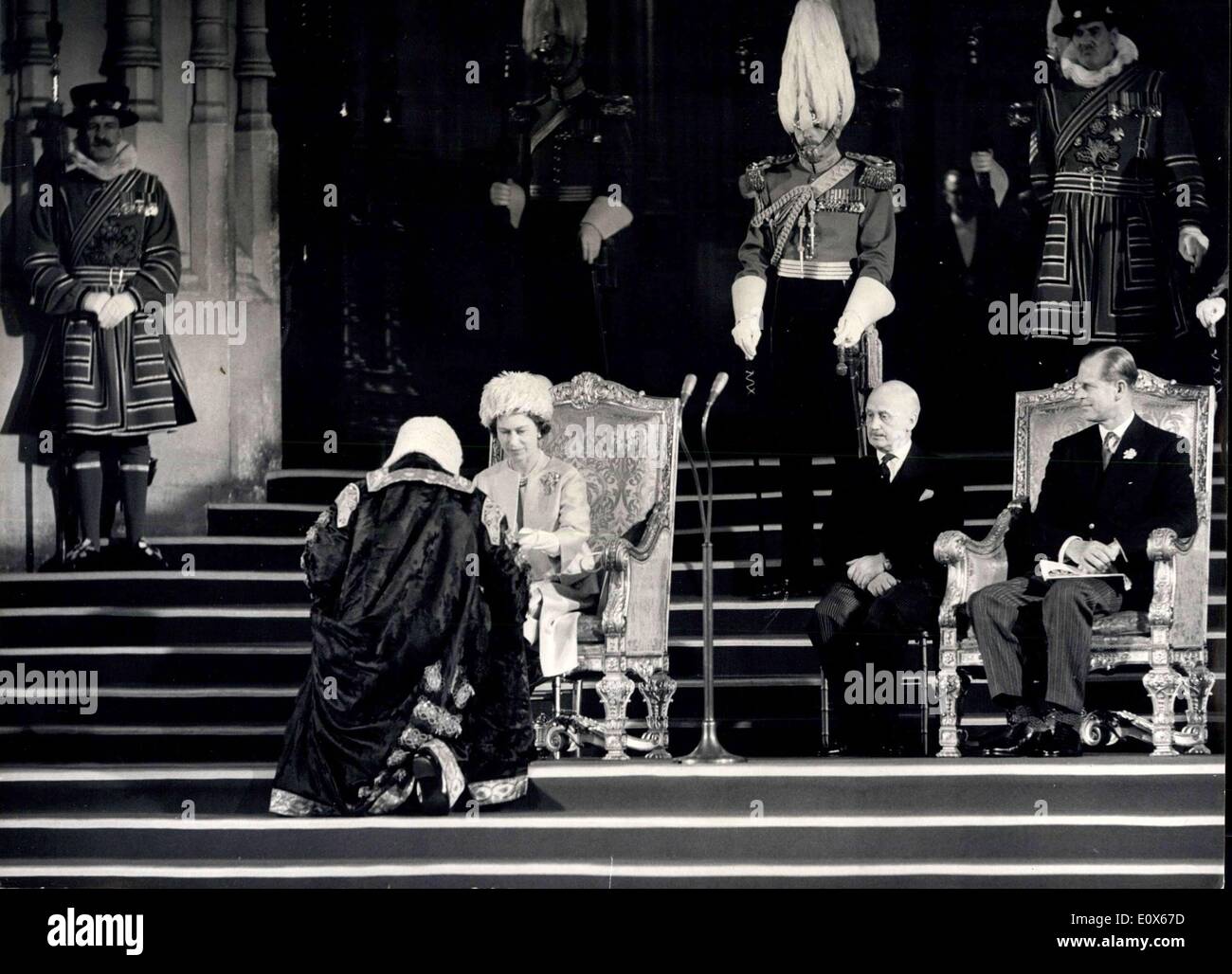 Giugno 22, 1965 - La Regina assiste ricorrenza del settecentesimo anniversario del Parlamento: nella fiorita Westminster Hall oggi H.M. La regina e di altri membri della famiglia reale, ha partecipato ad una cerimonia per il 700° anniversario del Parlamento. Simon de Montfort, Earl di Leicester, convocato il primo parlamento che sat tra il ventesimo mese di gennaio e la fine di marzo, 1265, nella Chapter House Of Westminster. La foto mostra la scena come Sir Harry Hylton-Foster, altoparlante della House of Commons, presenta il suo discorso per H.M Foto Stock