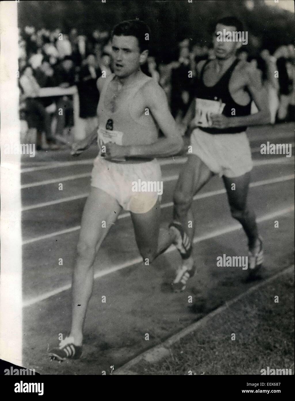 Giugno 25, 1965 - Francese Jazy rompe altri due record M. Jazy, di Francia, ha rotto il record del mondo per oltre 3 mila metri e due miglia in vincente a due miglia di corsa contro Ron Clarke di Australia in Melun, Francia. Ha vinto la gara in 8 mi. 22.6 sec e ha superato i 3 mila metri in 7 min. 49 sec. Clarke, che detiene il record mondiale per tre, sei e dieci miglia, e 5.000 e 10.000 metri, finito una ventina di metri dietro di Jazy. Mostra fotografica di:- Jazy Clarke leader durante la gara a Melun. Foto Stock