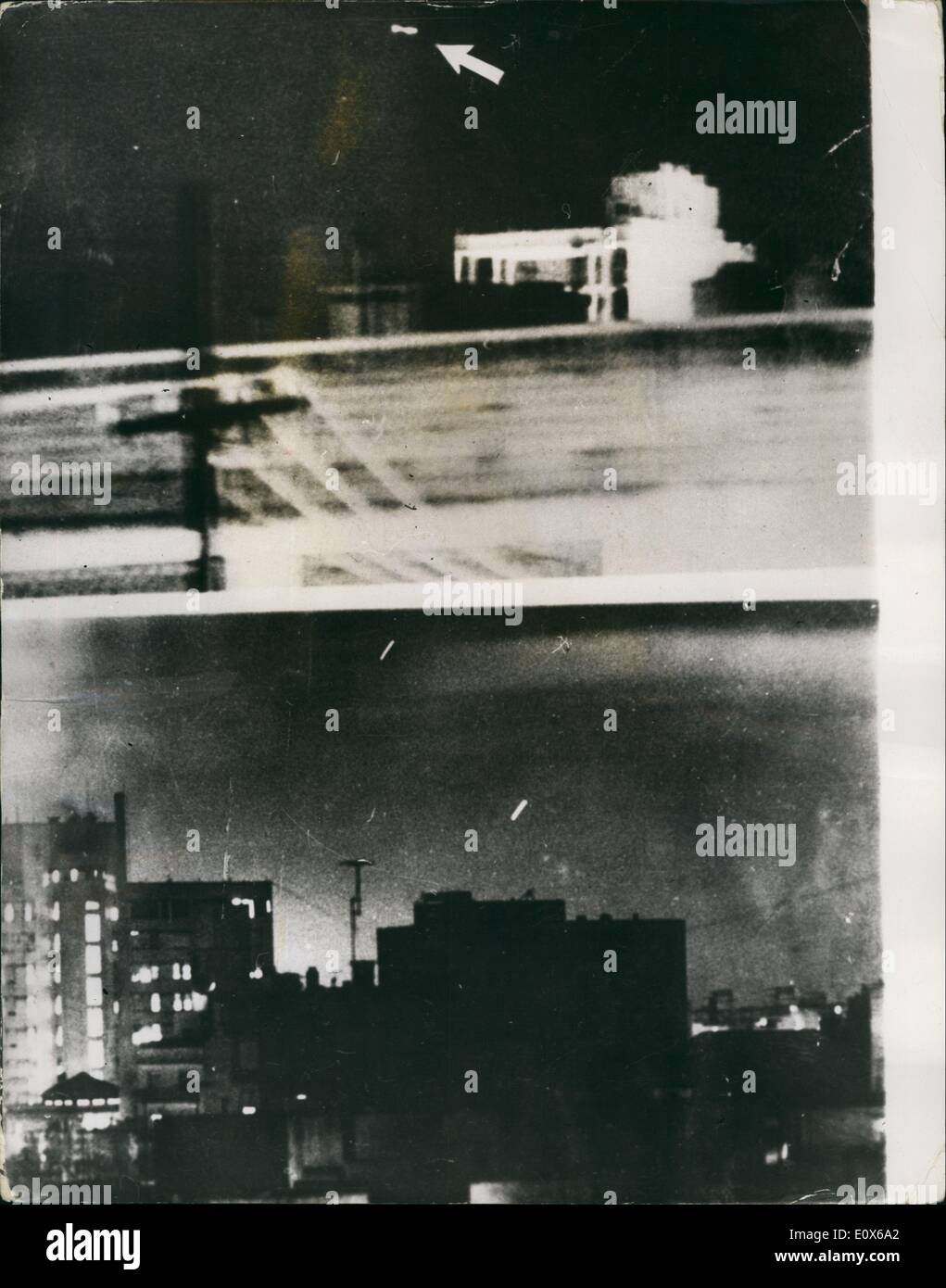Lug. 07, 1965 - ''battenti piattini'' in Argentina: misteriosi oggetti volanti che sono apparsi in Argentina ha causato molto scalpore e molte speculazioni quanto a che cosa fossero. Prima uno degli oggetti è stata osservata nel corso del Sud Argentina città di Bahia Blanca - e poi due strani oggetti sono stati avvistati oltre il pro capite, Buenos Aires. La foto mostra foto in alto: il velivolo come apparso su Bahia Blanca - e immagini di fondo - i due oggetti non identificati nel cielo di Buenos Aires. Foto Stock