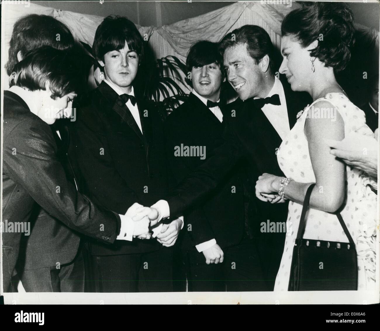 Lug. 07, 1965 - La Principessa Margaret soddisfa i Beatles : S.A.R. La principessa Margaret, accompagnato da Lord Snowdon, la notte scorsa hanno partecipato al World premiere del Beatles nuovo film, ''aiuto.'' che ha avuto luogo ieri sera presso il padiglione di Londra, London, in aiuto dei Dockland gli insediamenti e la varietà del fondo di beneficenza per i bambini. Prima che la pellicola, i Beatles sono stati presentati per la principessa. Mostra fotografica di Lord Snowdon e la principessa Margaret incontro i Beatles prima del film presso il padiglione di Londra, la notte scorsa. (L a R) Ringo, George, (chiamati). Paolo e Giovanni. Foto Stock