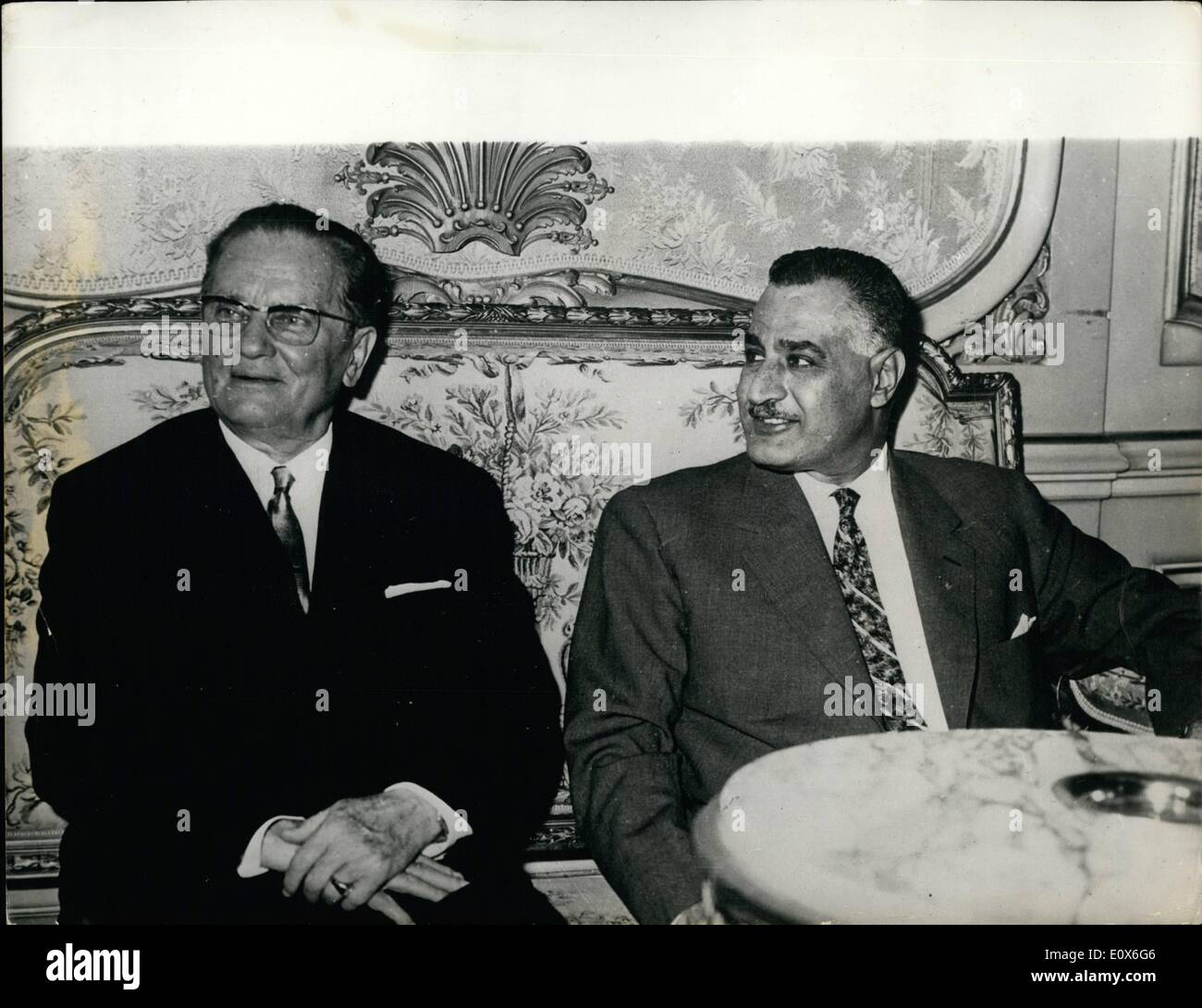 05 maggio 1965 - Presidente Tito in visita di Stato in U.A.R: Presidente Tito (sinistra), nella foto con il presidente Nasser, a Kubbeh repubblicano Palazzo, dopo l arrivo del Presidente Tito e sua moglie in Cairo, per quattro giorni di visita di Stato alla Repubblica araba unita. Presidente Tito e presidente Nasser avrà colloqui sulla situazione internazionale, il Medio Oriente e le relazioni tra i due paesi. Foto Stock