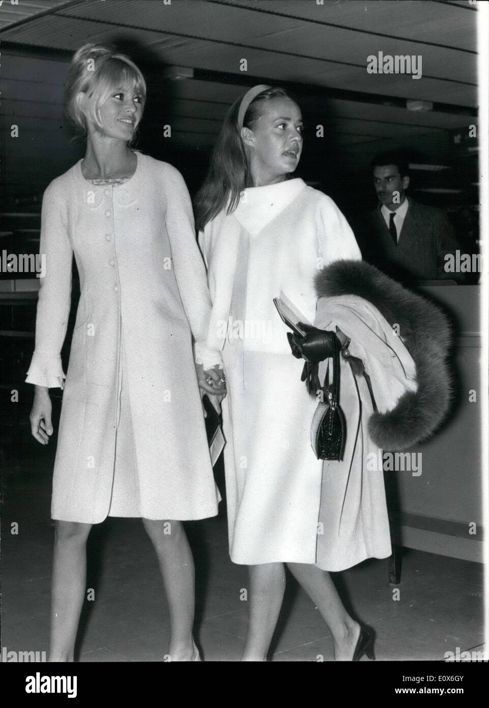 05 maggio 1965 - OPS: Jeanne Moreau e Brigitte Bardot entrambi indossando abiti bianchi raffigurato all aeroporto di Orly . Si vedono camminare mano nella mano senza dubbio come una dimostrazione della loro buona amicizia nonostante ''Tutti i gossip" Foto Stock