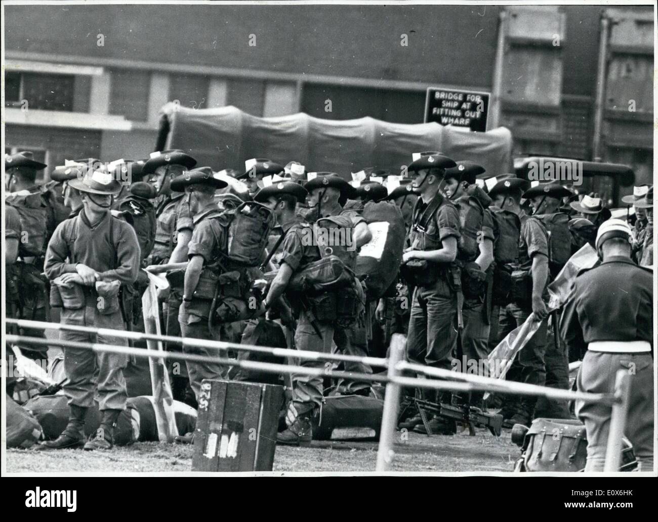 Maggio 05, 1965 - le truppe australiane lasciare per il Vietnam: i membri del primo reggimento australiano assemblato sul pontile a Isola Giardino, Sydney, pronto a bordo del vettore di truppa H.M.A.S. Sydney, per il viaggio in Vietnam del Sud. Foto Stock