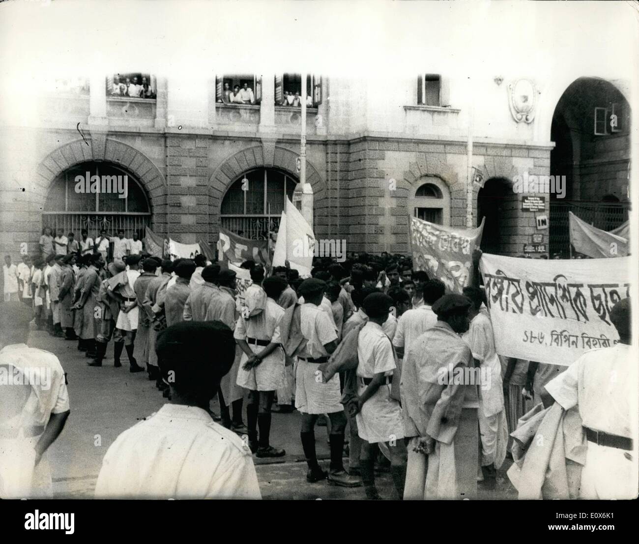 Agosto 08, 1965 - manifestazione studentesca a Calcutta. Scolari e studenti del college di Calcutta, ha lanciato una massiccia manifestazione di protesta contro l'aumento nella città del tram di tariffe che è diventata effettiva il 27 luglio. Guidato da comunisti e altri sette partiti di sinistra, gli studenti durante i primi due giorni della manifestazione (luglio 27-28), boicottato le classi e accovacciata sui binari del tram impedendo così il movimento dei veicoli. Mostra fotografica di:- un enorme corteo di studenti dimostrando, è stato fermato dalla polizia vicino alla residenza del governatore nel centro di Calcutta Foto Stock