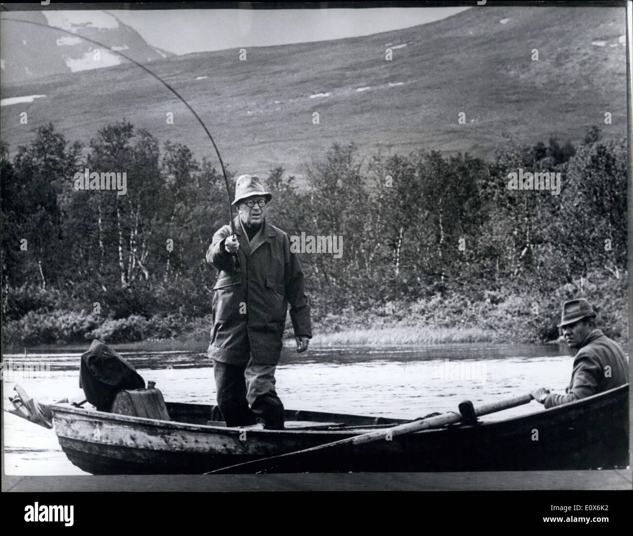 Agosto 08, 1965 - Svezia il re in vacanza di pesca.: Il re Gustav Adolf di Svezia è attualmente spendendo una quindicina di giorni di vacanza di pesca nel nord della Svezia insieme con alcuni dei suoi amici personali. La foto mostra il re Gustav Adolf scaccia la sua linea durante una giornata di pesca nel nord della Svezia. Foto Stock