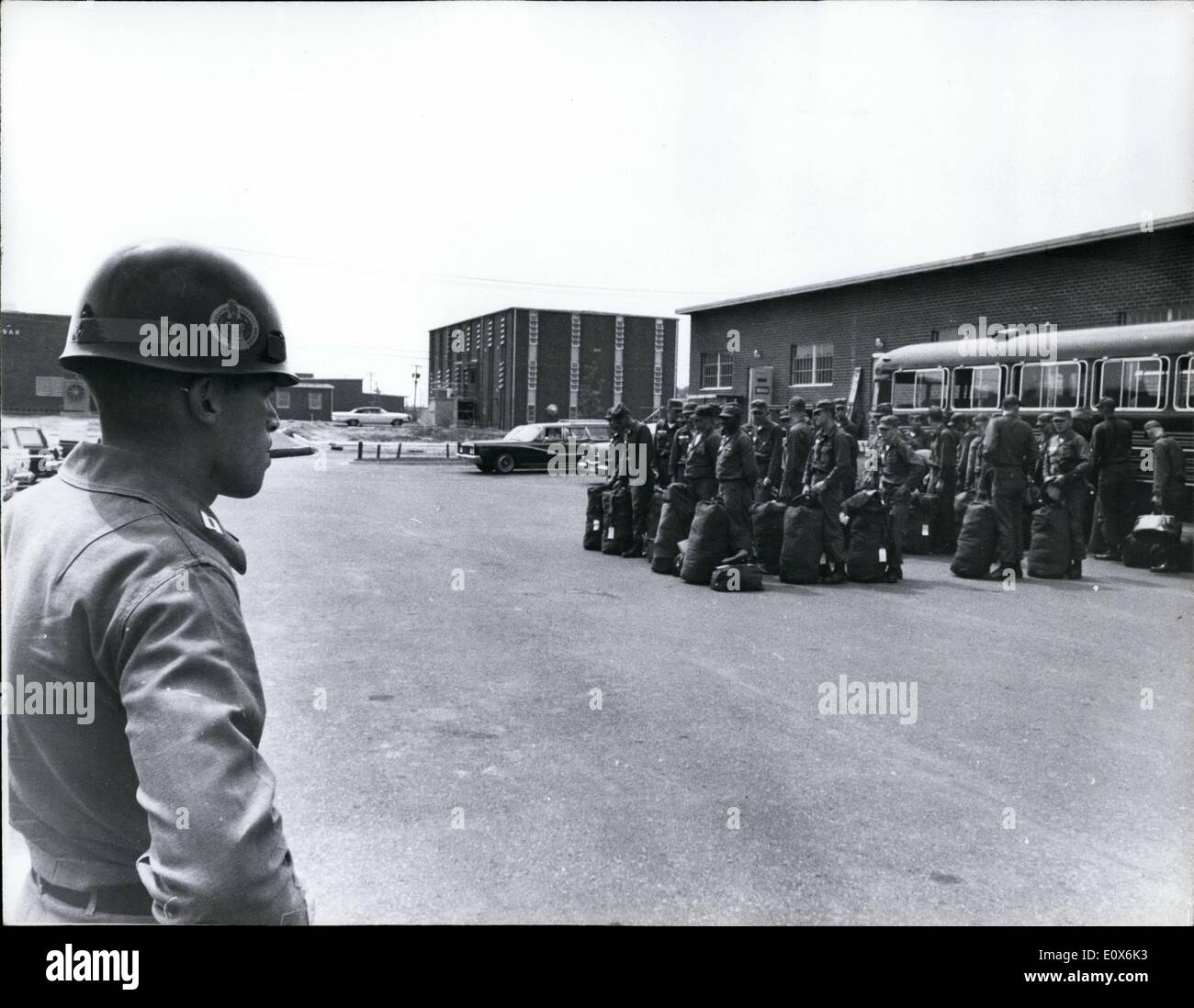 Agosto 08, 1965 - Army basic training center Fort Dix, N.J: i sacchi vengono riempiti con il materiale ricevuto al primo problema di abbigliamento. Le reclute sono in attesa di essere spostate nella loro caserma. Foto Stock
