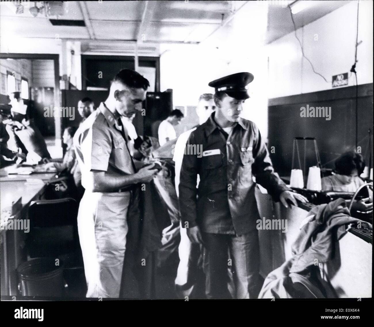 Agosto 08, 1965 - Army basic training center Fort Dix, N.J. Dopo il primo rilascio di abbigliamento, uniformi sono regolati. Foto Stock