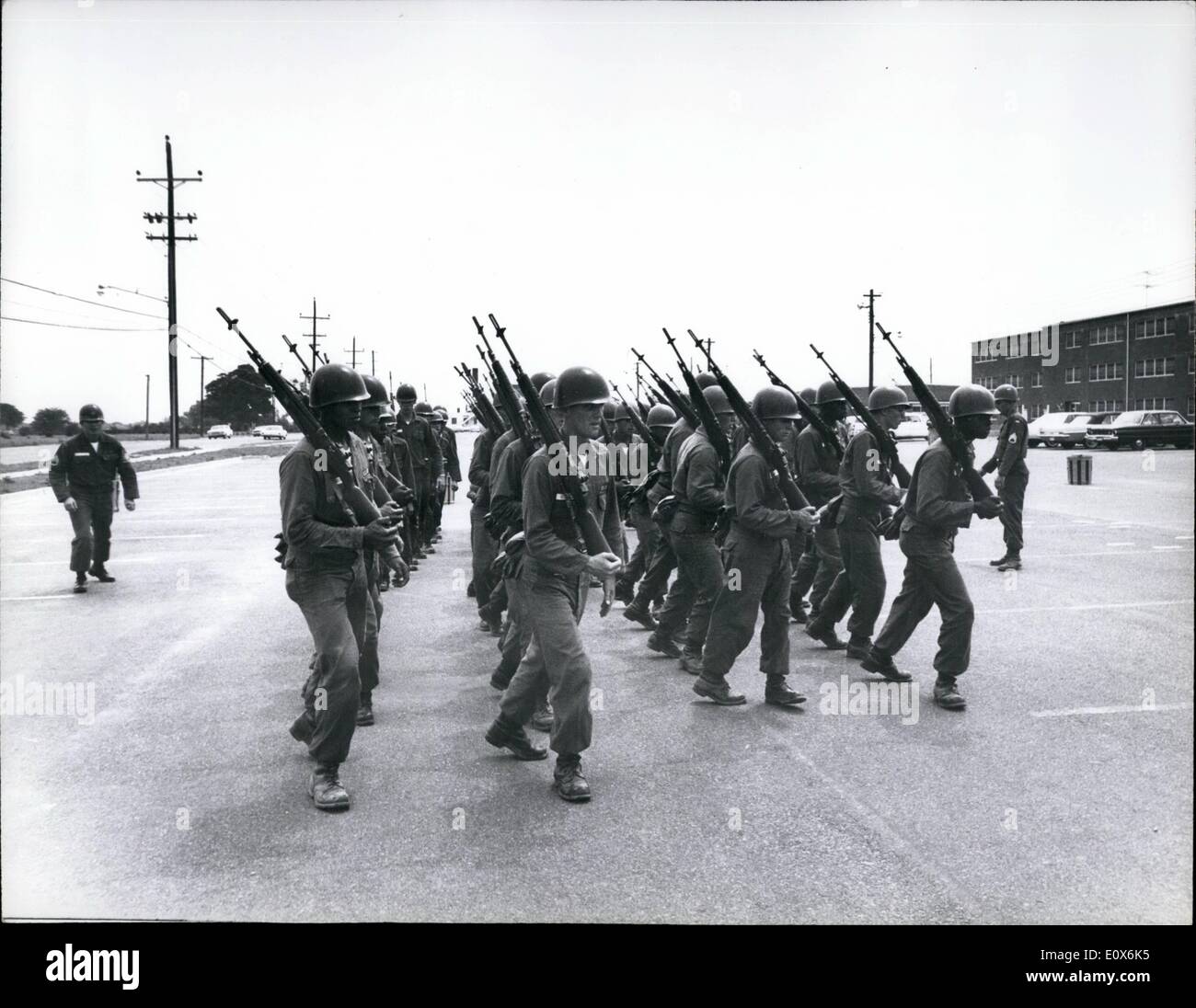 Agosto 08, 1965 - Army basic training center Fort Dix, N.J. Trapanare sareants al lavoro trasformando i civili in soldati. Ho Foto Stock
