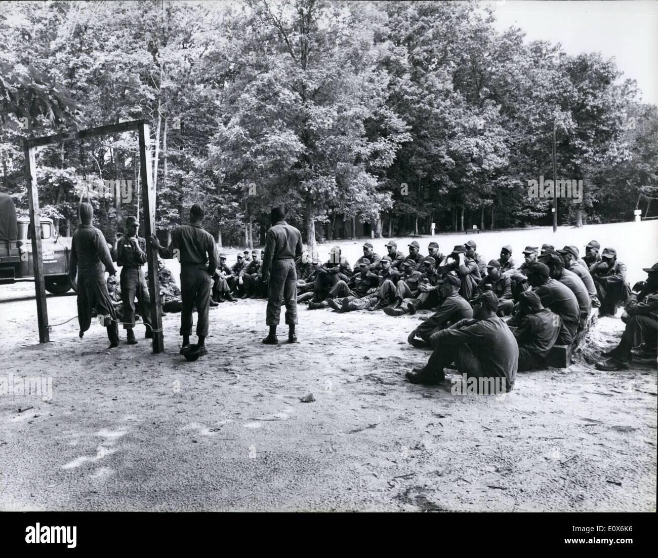 Agosto 08, 1965 - Army basic training center Fort Dix, N.J. I partecipanti imparano a distruggere il nemico. Foto Stock