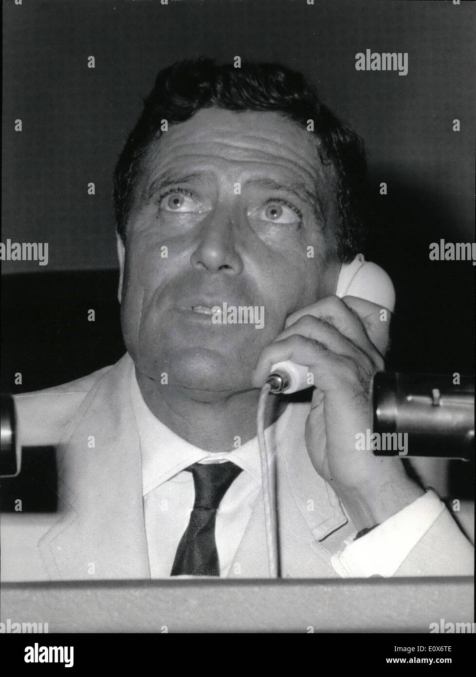 Lug. 07, 1965 - nonostante il clima afoso, ''Cinecitta'' funziona. Attore italiano Raf Vallone, ritornati dai membri, è il raddoppio italiano il suo ultimo film ''Harlow'', in cui egli è stato il passo-padre di Jean Harlow (Carroll Baker). Mostra fotografica di Raf Vallone è il raddoppio del film. Foto Stock
