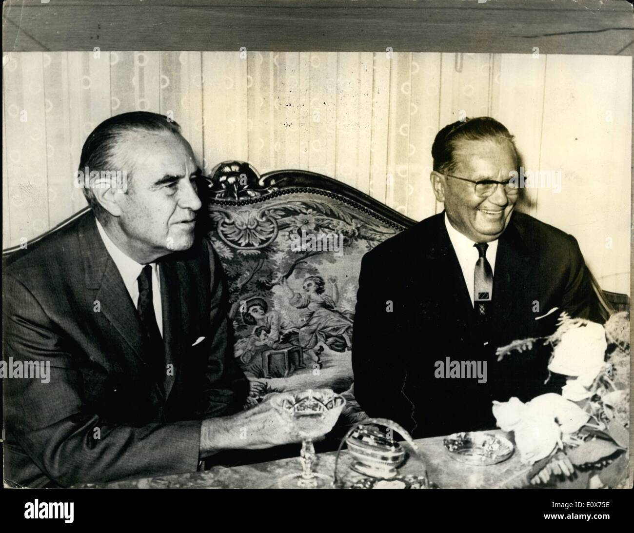 Lug. 07, 1965 - AVERELL HARRIMAN incontra il Presidente Tito. Il presidente Johnson di Ambasciatore itinerante, W.AVERWILL HARRIMAN, che è arrivato in Jugoslavia questa settimana in visita ufficiale, ha visitato il Presidente Tito Mercoledì presso il palazzo bianco a Belgrado. Foto Stock