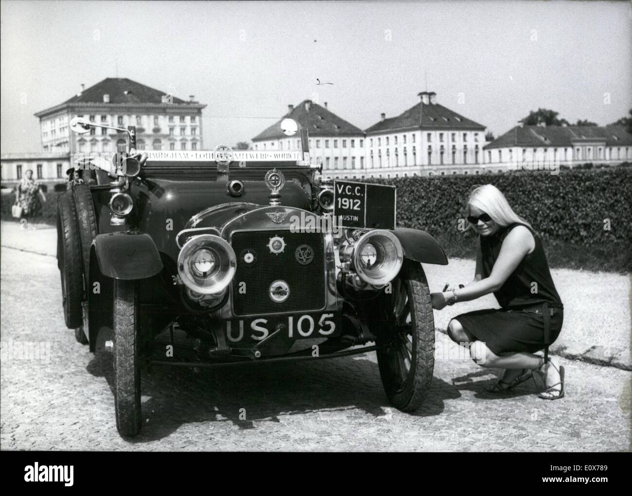 Lug. 07, 1965 - Più di 500 old-timer da 13 diversi paesi prendono parte a una automobile storico-processione su luglio 18th, 1965 a Monaco di Baviera. Questo festoso corteo è disposto in connessione con la prima esposizione mondiale del settore dei trasporti e delle comunicazioni. Tutti i tipi di old-timer sono presenti, la più antica vettura, il ''Benz" il primo ''Opel'', di maggior successo carof il mondo, ''Ford T 1912, A.S.O. La foto mostra un ''Austin'' dell'anno 1912 che è preparato per la processione da una giovane ragazza nella corte del castello di Nymphenburg. Foto Stock