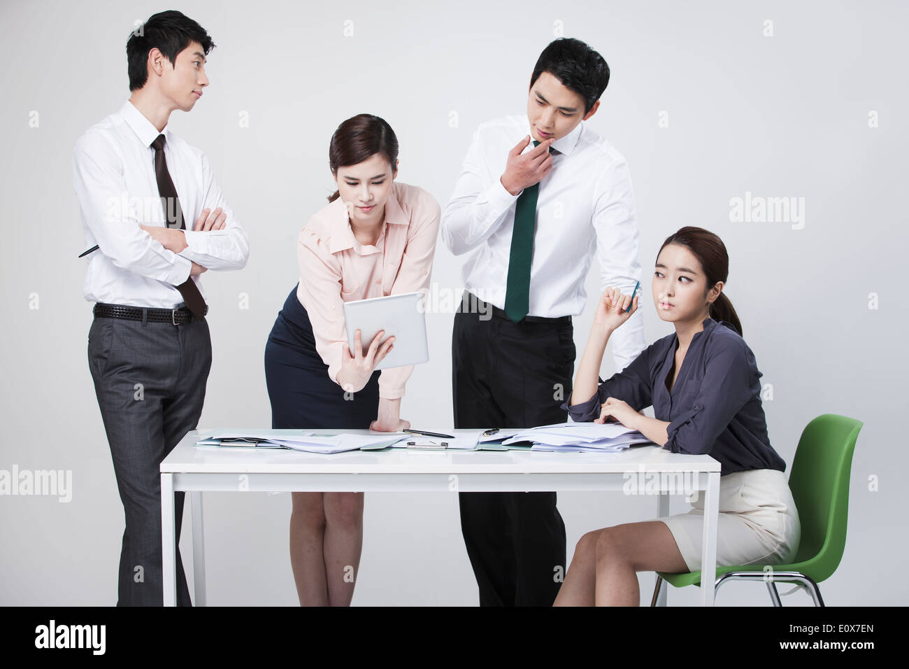 Due donne e due uomini di affari che lavorano insieme Foto Stock